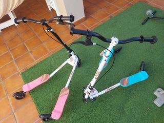 Se venden dos patinetes de tres ruedas 