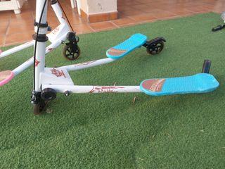 Se venden dos patinetes de tres ruedas 
