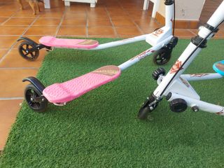 Se venden dos patinetes de tres ruedas 