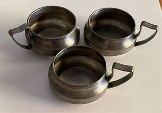 3 Porta tazza da caffe’ e cucchiaino in peltro 95%