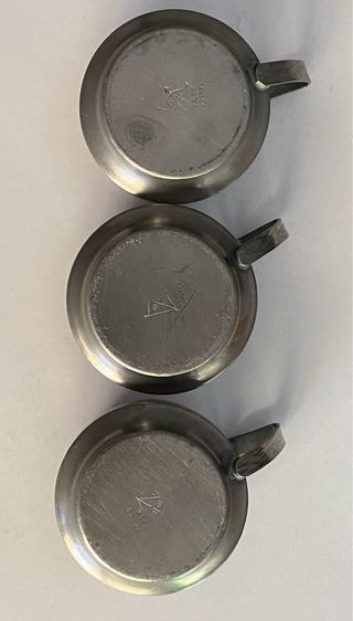 3 Porta tazza da caffe’ e cucchiaino in peltro 95%
