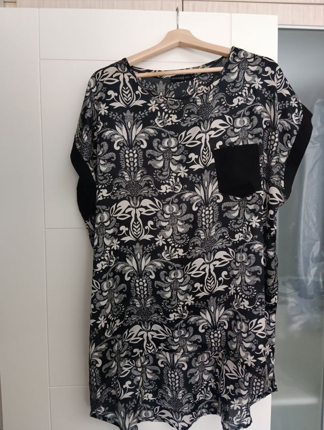 Blusa estampada blanca y negra