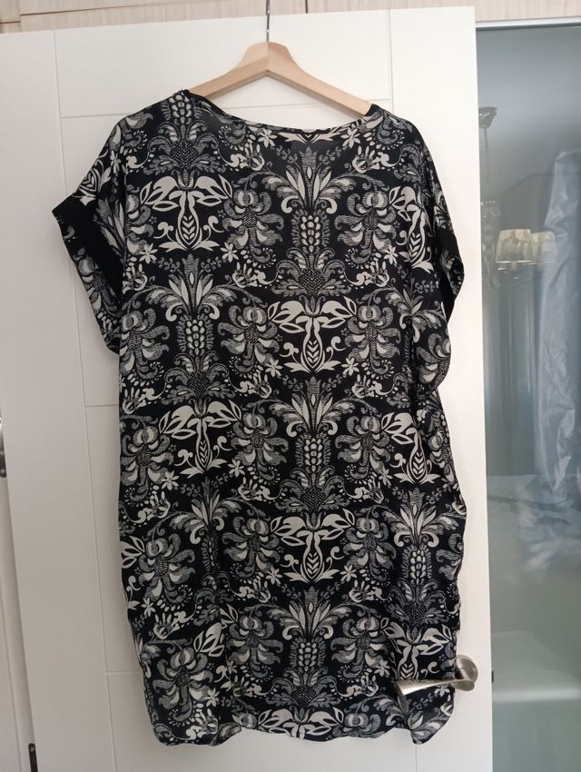 Blusa estampada blanca y negra