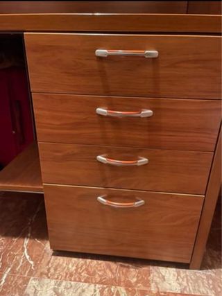 Cama escritorio con gran almacenaje.