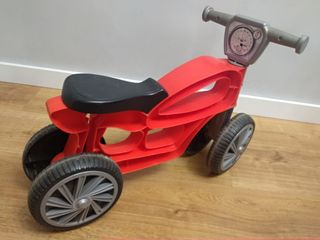 Moto juguete roja