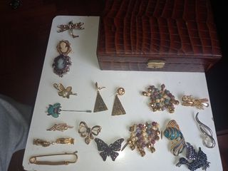 Caja joyero camafeos pendientes broches