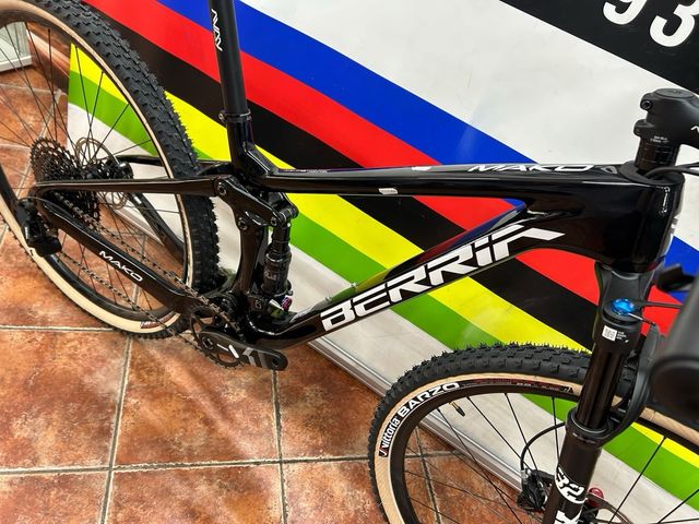 Oferta bicicleta Berria mako 4 negra nueva 