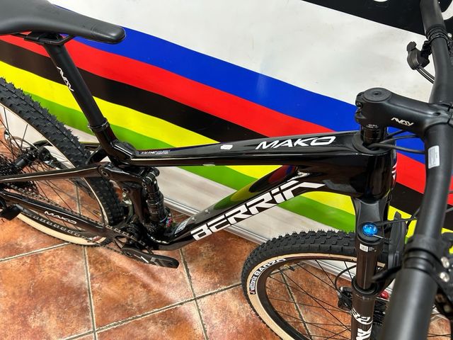 Oferta bicicleta Berria mako 4 negra nueva 