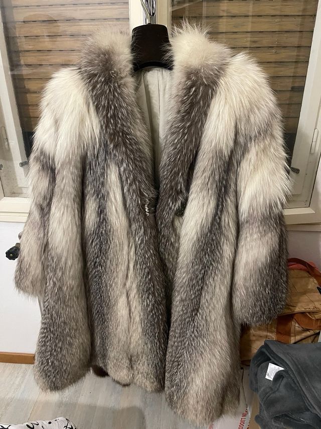 Pelliccia di volpe bianca lunga