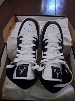 AIR JORDAN 1MID SE(GS)