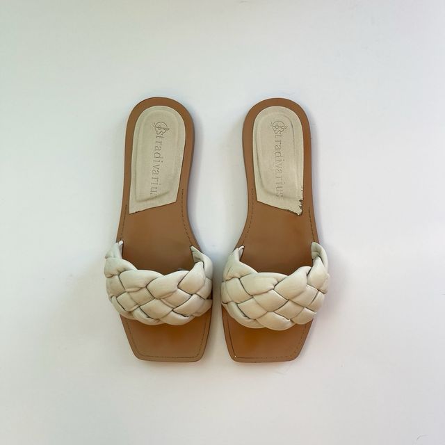 Sandali bassi Stradivarius.