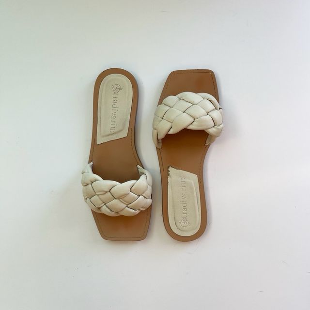 Sandali bassi Stradivarius.