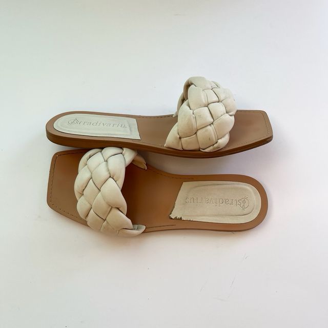 Sandali bassi Stradivarius.