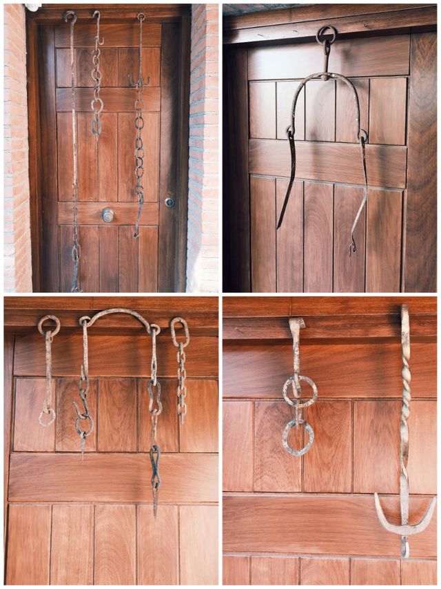 Caldeiras e cabides de cobre antigos