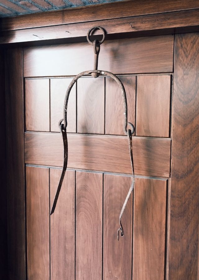 Caldeiras e cabides de cobre antigos