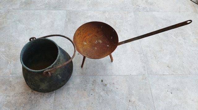 Caldeiras e cabides de cobre antigos