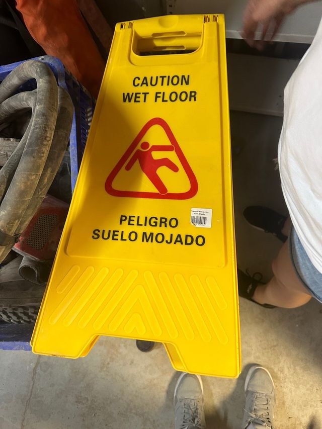 Cartel suelo mojado