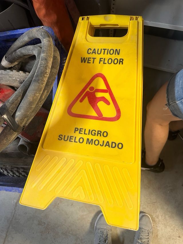 Cartel suelo mojado