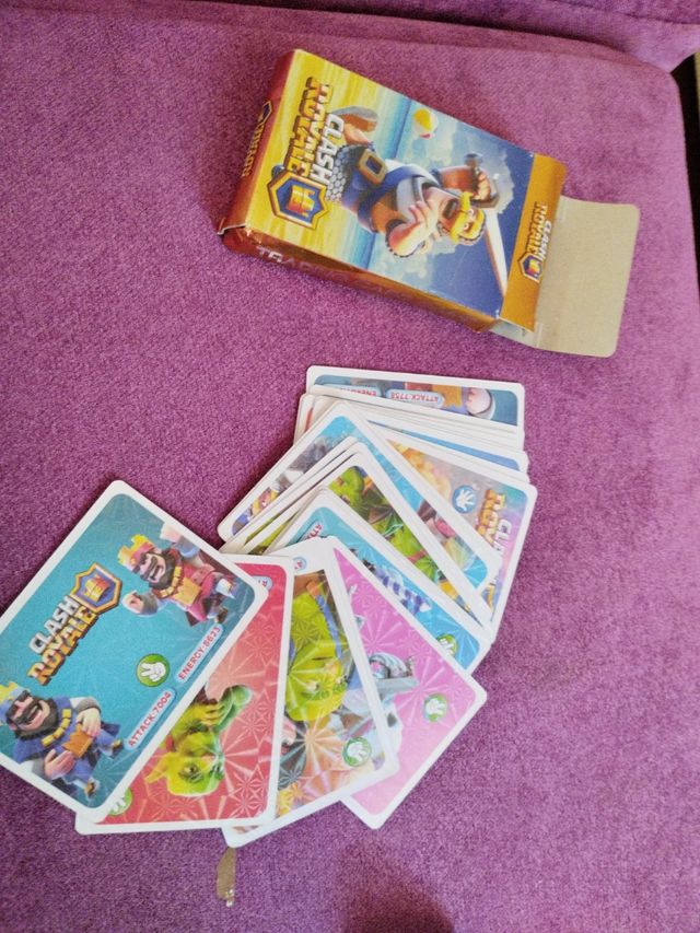 Caja con 24 tarjetas Clash Royale