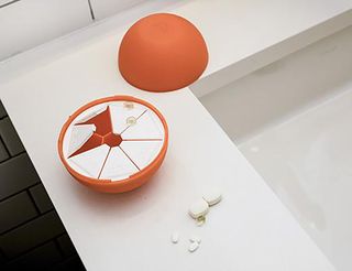 Portapillole Orange Pill Case di Kikkerland