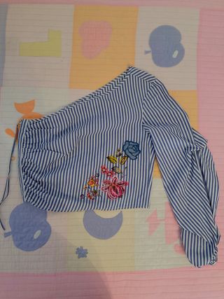 Blusa de rayas con una manga