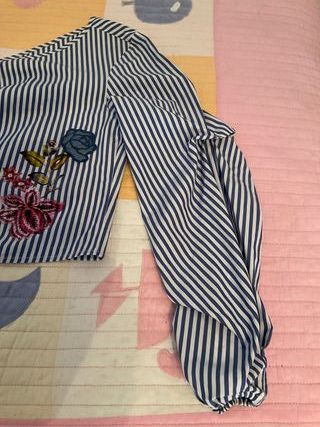 Blusa de rayas con una manga