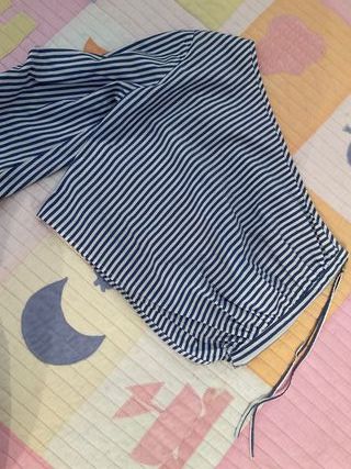 Blusa de rayas con una manga