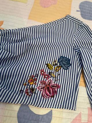 Blusa de rayas con una manga
