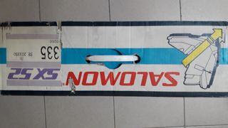 Botas, esquíes y bastones.