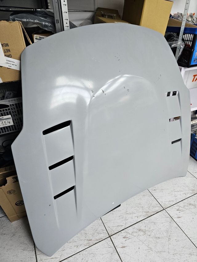 Capó Nissan 350z con entradas de aire