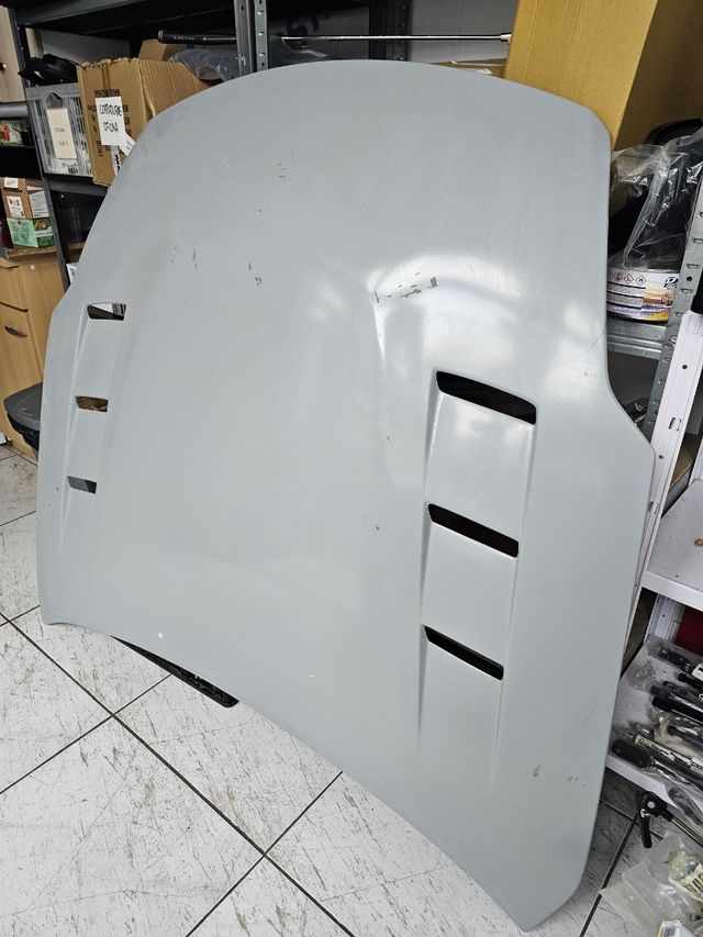 Capó Nissan 350z con entradas de aire