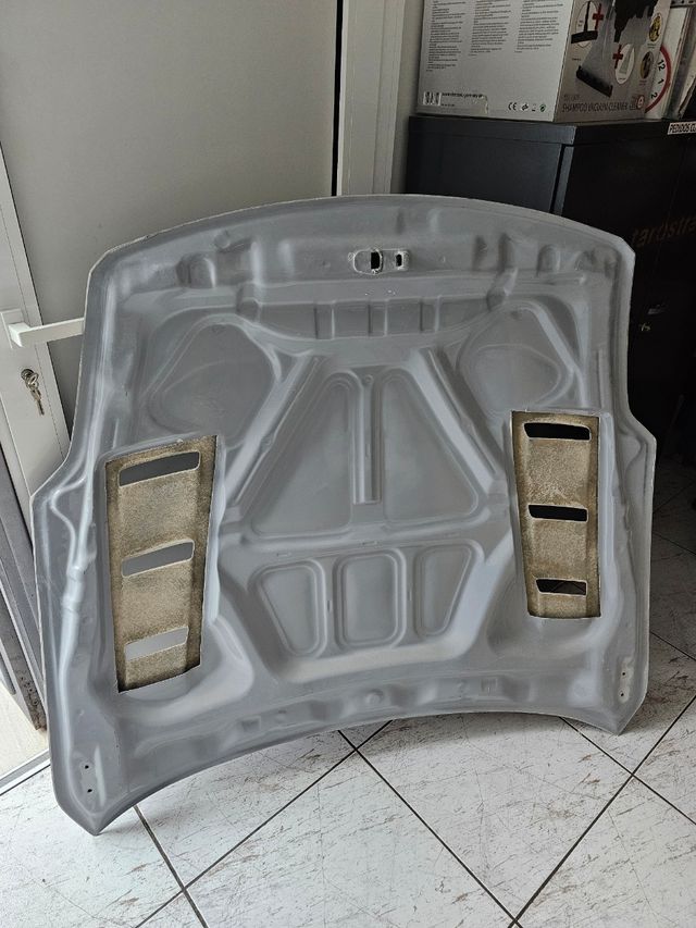 Capó Nissan 350z con entradas de aire