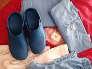 Pijama sanitario azul T. M + Zuecos T.39