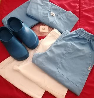 Pijama sanitario azul T. M + Zuecos T.39