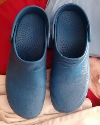 Pijama sanitario azul T. M + Zuecos T.39