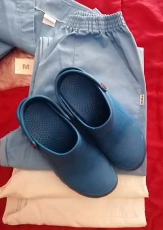 Pijama sanitario azul T. M + Zuecos T.39