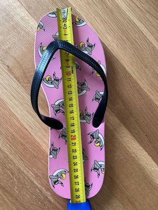 Dos pares de chanclas/chancletas/sandalias.