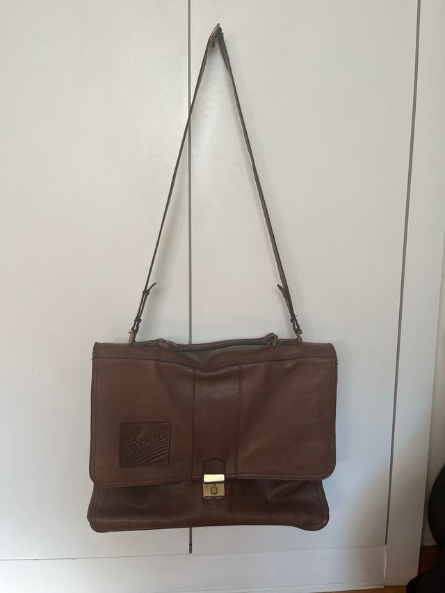 Cartera de piel marrón