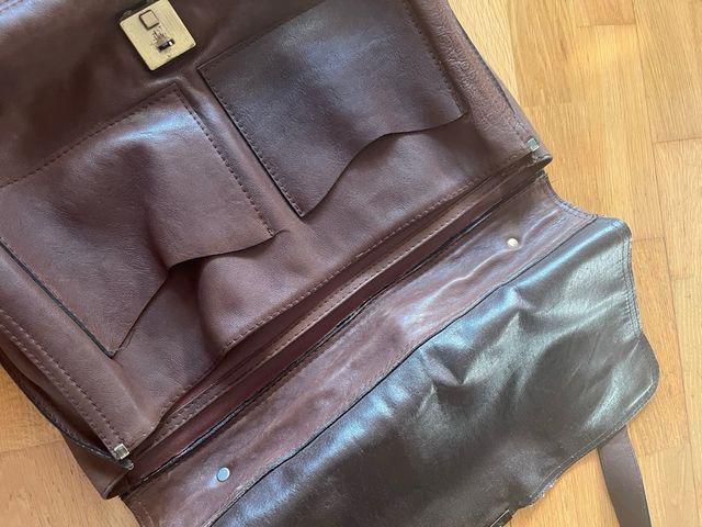 Cartera de piel marrón