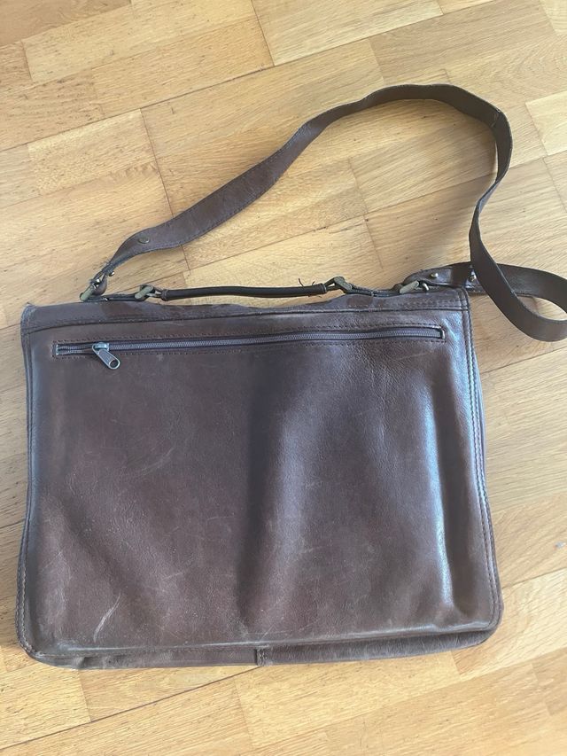 Cartera de piel marrón