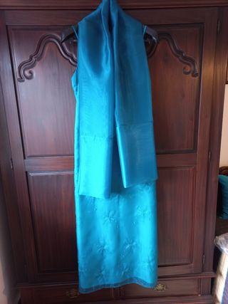 Vestido de cerimónia azul com écharpe