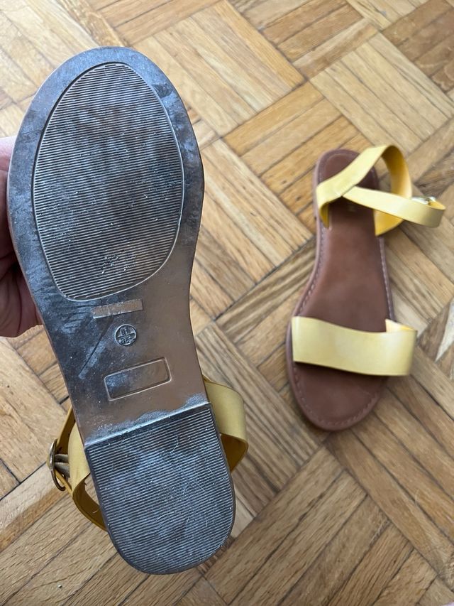 Sandalias planas amarillas