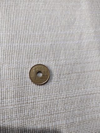 Moneda de 25 pesetas con agujero