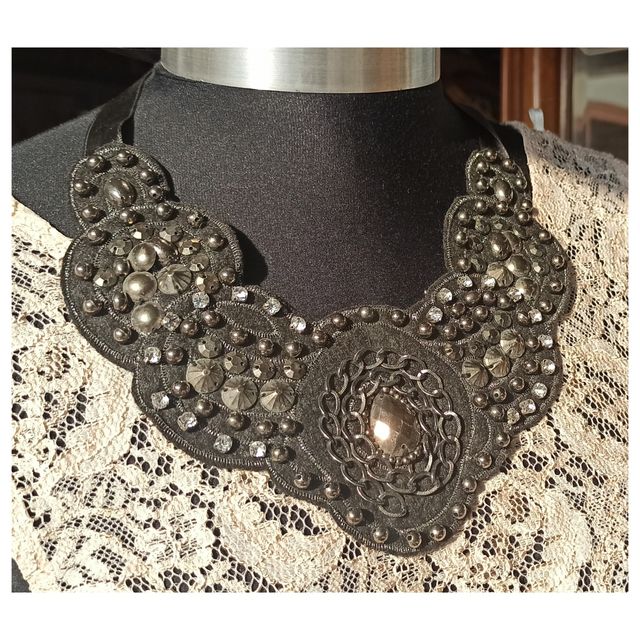 Collana girocollo stoffa e perline