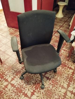 Silla de oficina con ruedas