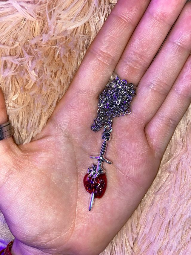 collar espada con calavera atravesando corazón