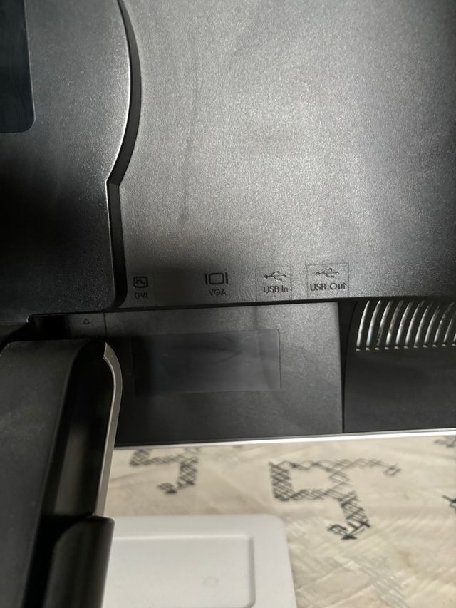 Monitor HP 24 camara y microfono integrado.