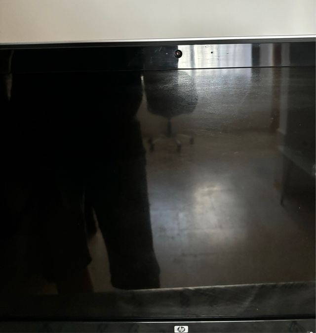 Monitor HP 24 camara y microfono integrado.