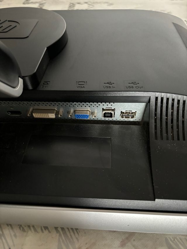 Monitor HP 24 camara y microfono integrado.