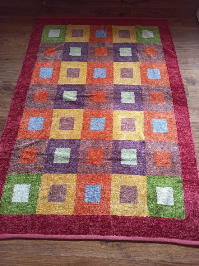 Alfombra colores grande.